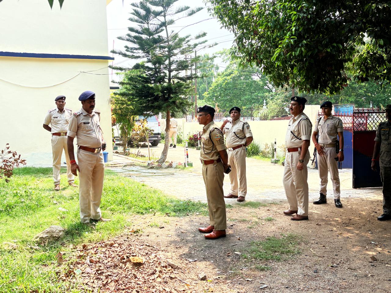 aa52c340-7e64-42f9-97fd-3a857951f90c_SP_bokaro_giving_instruction_to_police_officers.jpeg