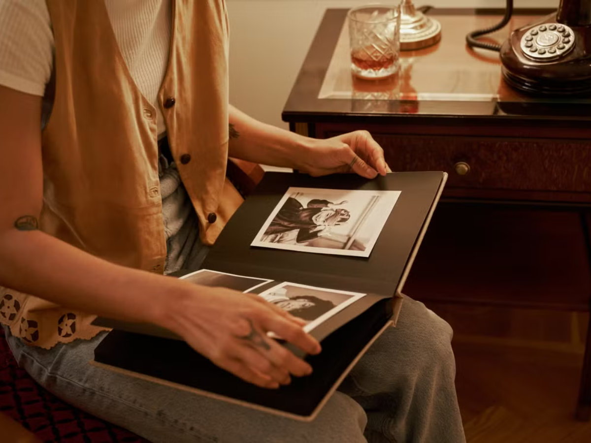 Personal photographs are powerful memory cues that can reactivate not only events from the past but also earlier versions of the self