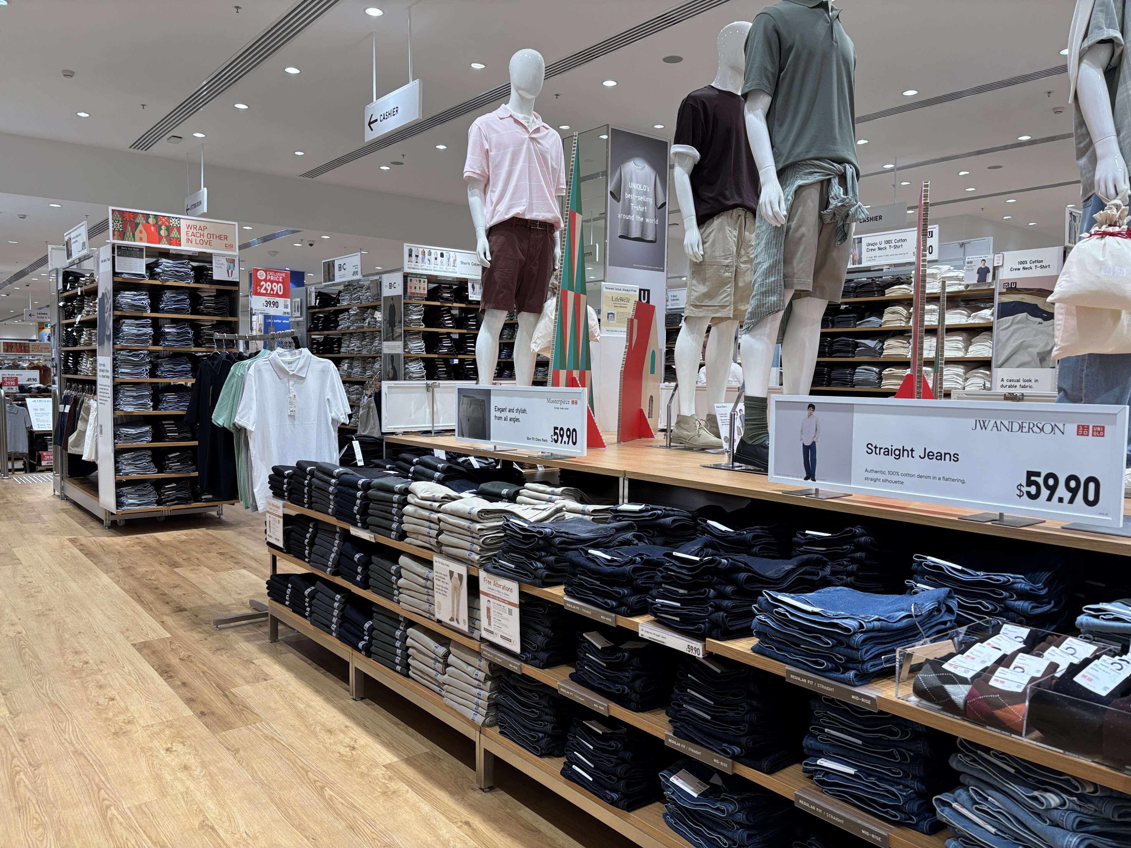 Wikimedia Commons Men's_summer_clothes_at_Uniqlo_in_the_Canberra_Centre_November_2025