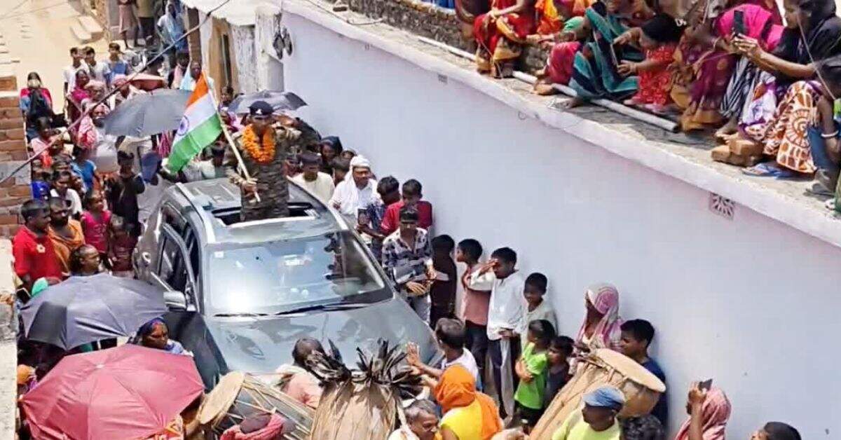 038789fa-3b53-49b9-8392-e7602c06f2f3_Agniveer_Uday_Das_in_Indian_Army_uniform_receiving_a_grand_floral_welcome_and_Tiranga_procession_by_villagers.jpg