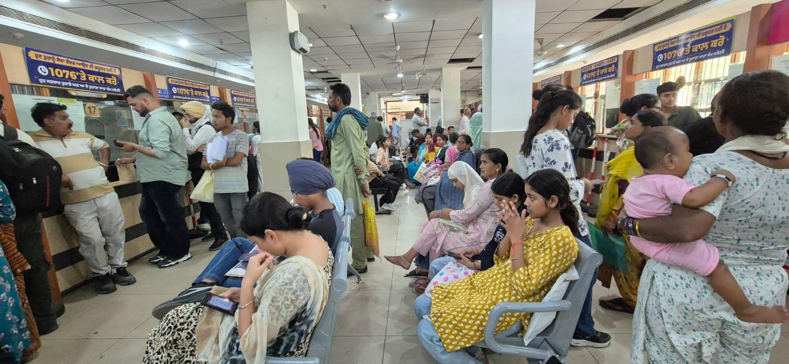 c62b44bc-c706-445d-b632-8230ad2fc3a4_Crowd_at_Sewa_Kendra_at_DC_Complex.jpeg