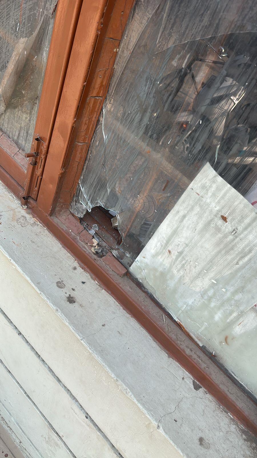 1f09d832-c95f-4f39-8de6-9d4e6e4a394e_Stone_hurled_damages_glass_of_Sewa_Kendra_window.jpeg