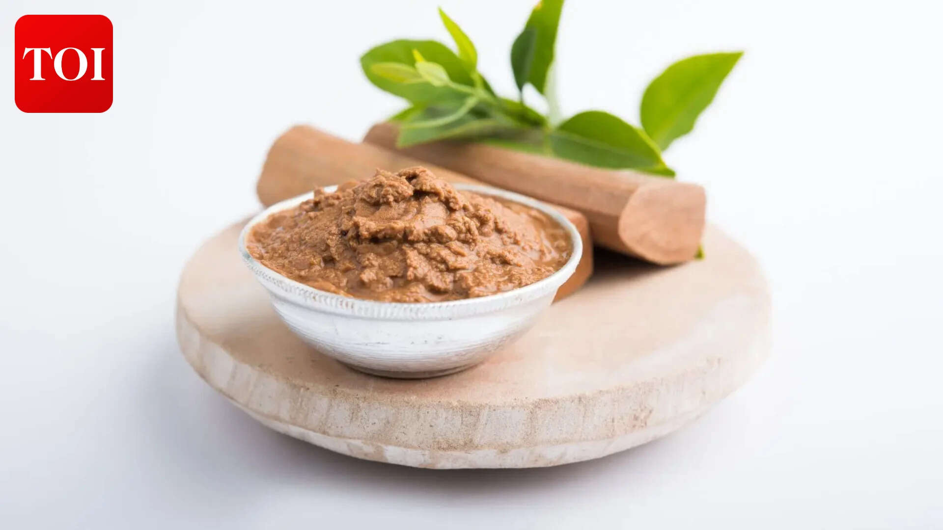 நெற்றியில் சந்தன பேஸ்ட் தடவுதல்