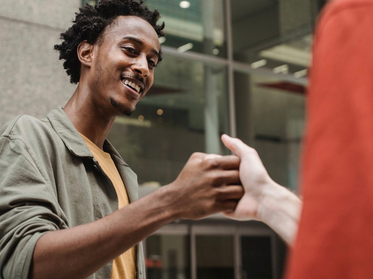 Generosity creates opportunities for connection | Pexels