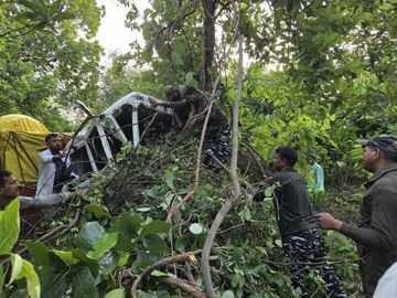 92ce2f8a-2d5a-462c-aff5-1613fac87d1e_Policemen_reached_to_the_trailer_to_rescue_the_trapped_driver.Vishvendu_Jaipuriar.jpg