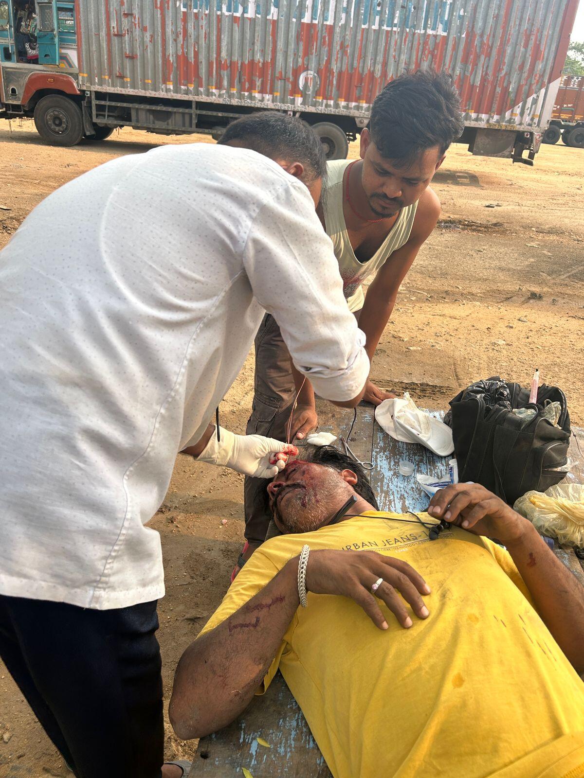 e6729ff3-b957-4fec-9254-424d28ff2078_Iniured_driver_after_taken_out_from_the_mangled_vehicle.Vishvendu_Jaipuriar.jpg