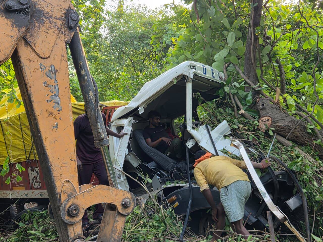 1d86dd1e-a084-429b-b52e-cd3c92e8b0d9_Trapped_driver_in_the_vehicle.Vishvendu_Jaipuriar.jpg