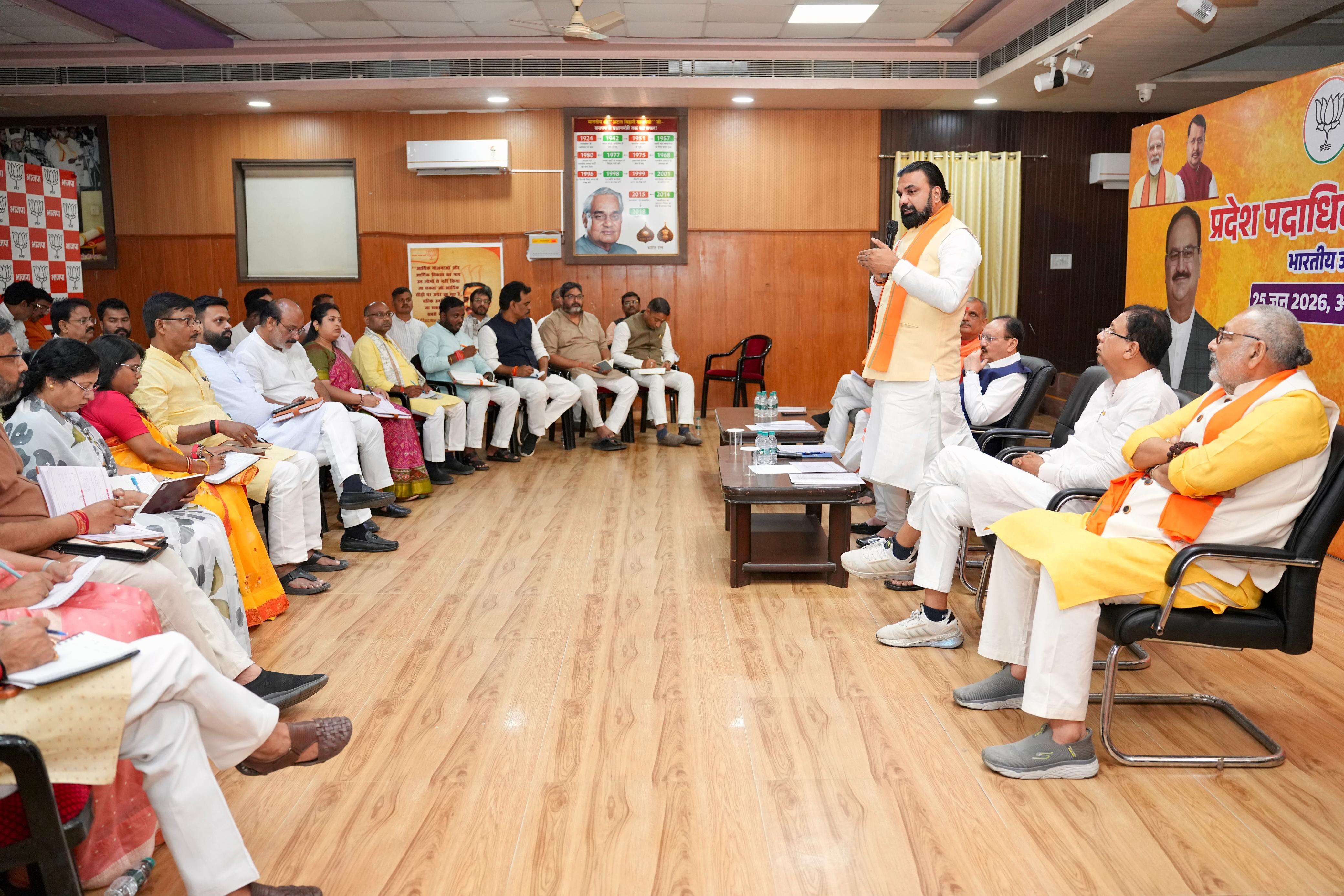 cb259459-193d-4c28-a0f6-b0985cc337b3_CM_Samrat_Choudhary_and_Union_minister_J_P_Nadda_interact_with_BJP_office-bearers_in_Patna_on_Thursday.jpeg