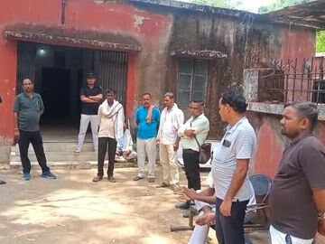 683e04a8-8ecb-47fc-86fd-fd1f4e87f0c1_Relatives_outside_the_hospital_on_Thursday.Vishvendu_Jaipuriar.jpg