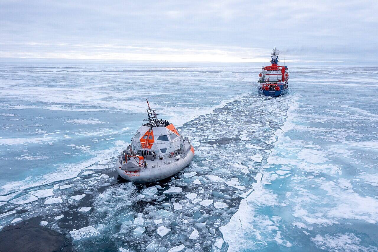 2025_07_06_Ocean_Arctique_convoyage_Polarstern_navigation_DJI_0852