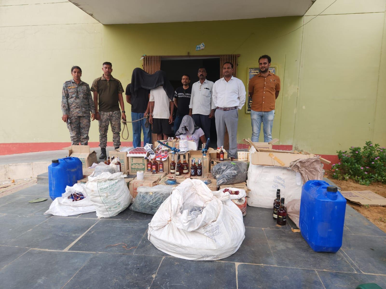 5de763aa-253c-4c85-b6b9-23faa3250a2a_Police_team_with_arrested_accused_and_recovered_spurious_liquor.Vishvendu_Jaipuriar.jpg