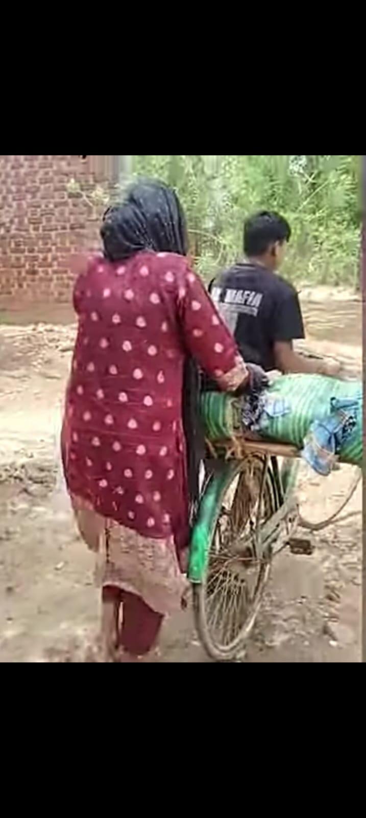 197e0ff0-95c5-4a5f-bc3e-4083cf1d04ed_26BhuRourkela_photo_body_of_elderly_woman_being_taken_on_bicycle.jpg
