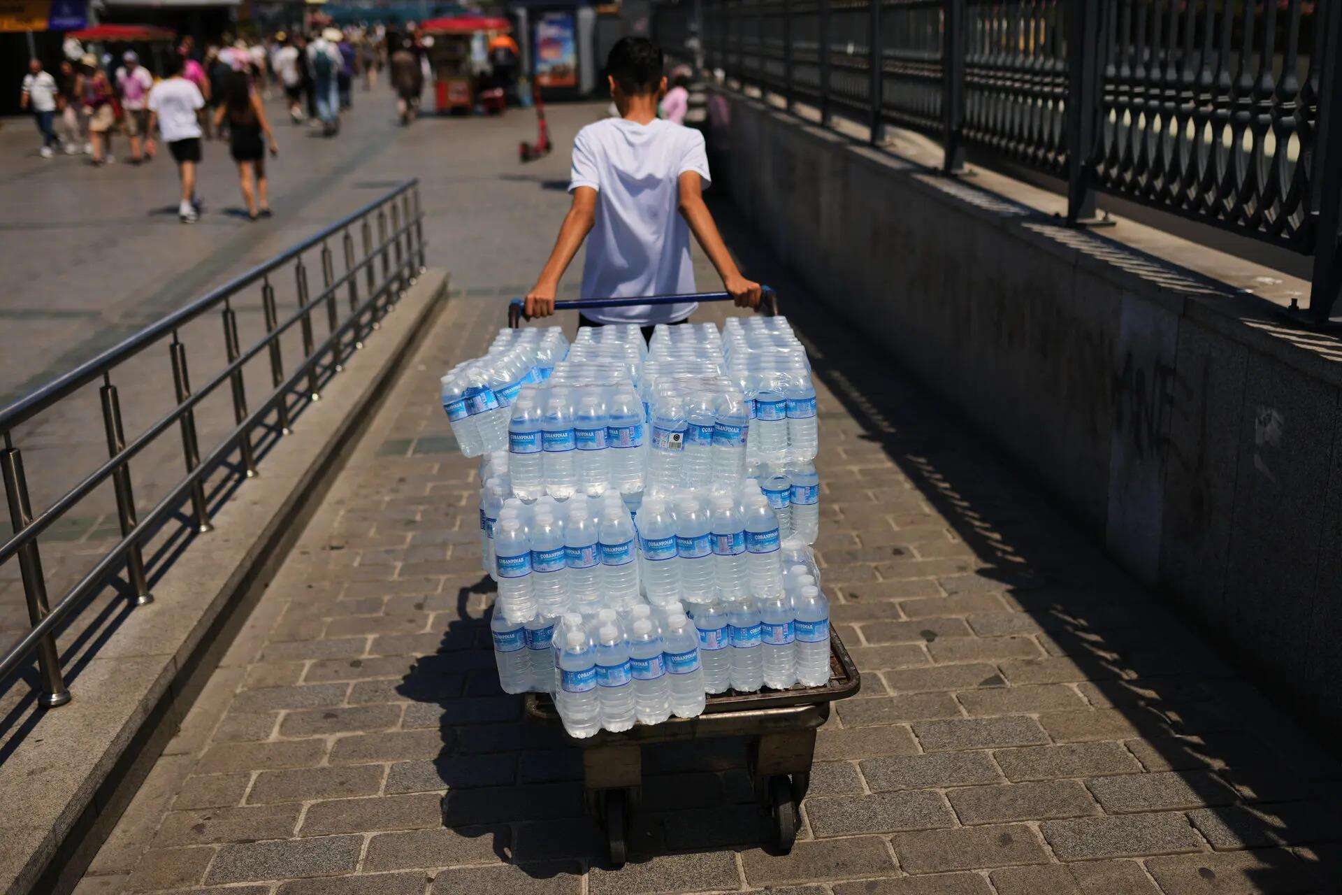 An early heat wave hits Europe, in photos.
