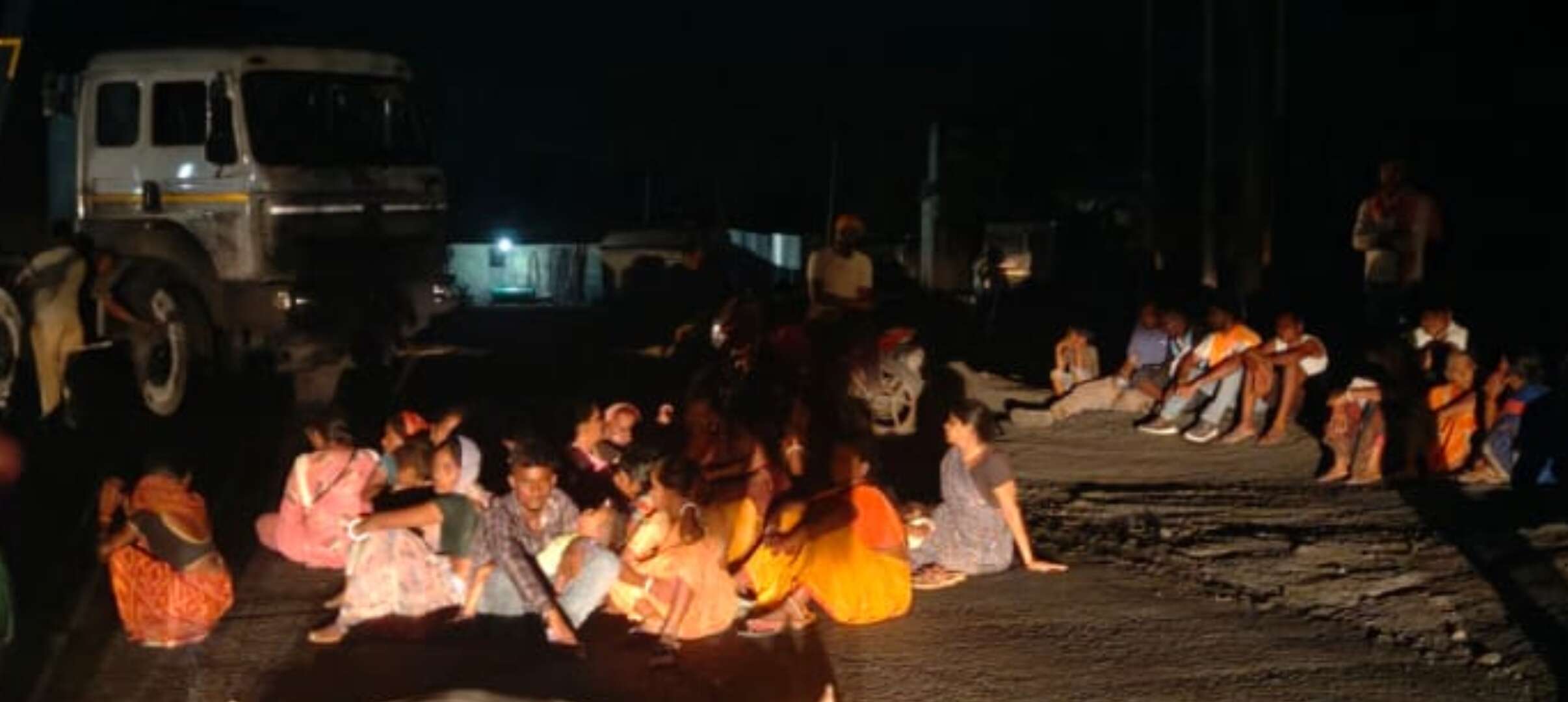 af37e89d-5598-4e15-9ba8-007979218fd1_Villagers_blocked_road_on_Thursday_nightand_continued_till_Friday_morning.Vishvendu_Jaipuriar.jpg