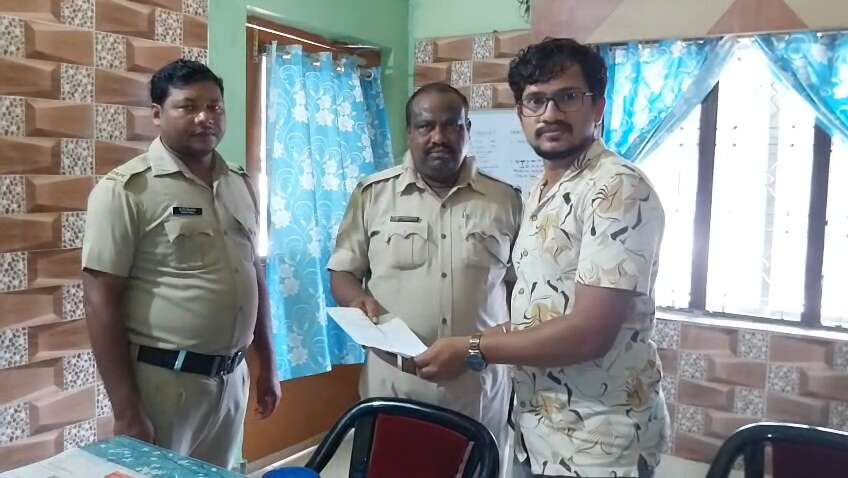 9a940d21-da5b-4fff-a3a7-77d4590568b5_Ashis_Jena_the_additional_Tahasildar_lodged_an_FIR_against_sand_mafia_on_the_police_station.jpg