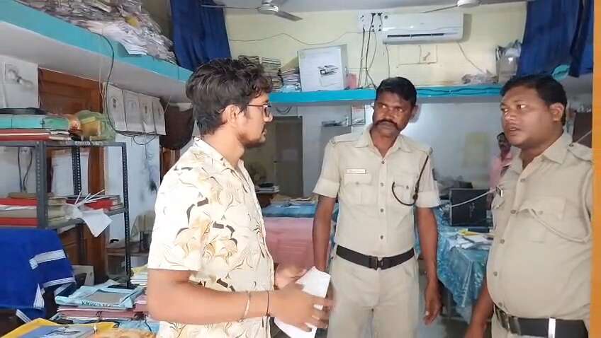 87528511-c068-4947-b3bc-d737078975d6_additional_Tahasildar_in_thev_police_station_after_filing_an_FIR.jpg