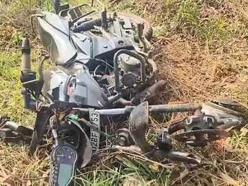 571405f9-1101-451b-a760-48b0f8b736ba_Damaged_bike_in_Chatra.Vishvendu_Jaipuriar.jpg