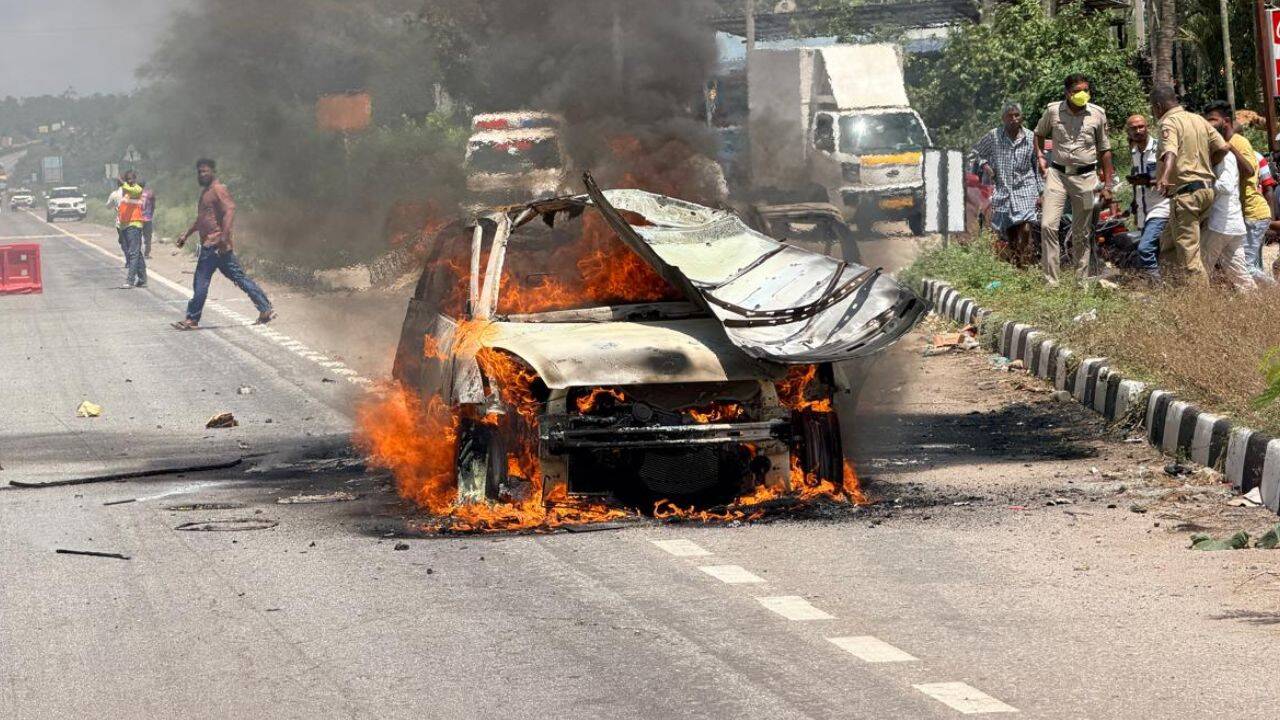 Man in Karnataka dies after stabbing partner and detonating crude bombs in cab