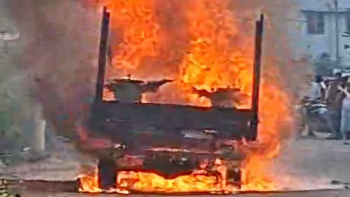 7f739c09-61fe-49d4-8fbf-c09fc80bc923_vehicle_burnt_in_giridih_2.jpg