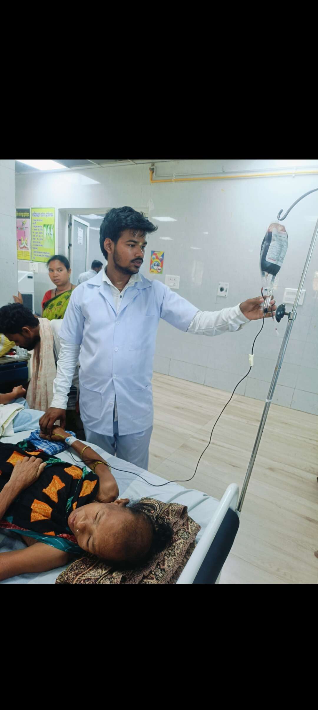 Prasanta Kumar Sahoo at the Nayagarh district headquarters hospital b1c22637-5571-40e8-9881-206d1b0699de_27_BhuRourkeka_photo_Prasanta_Sahoo_with_a_patient.jpg