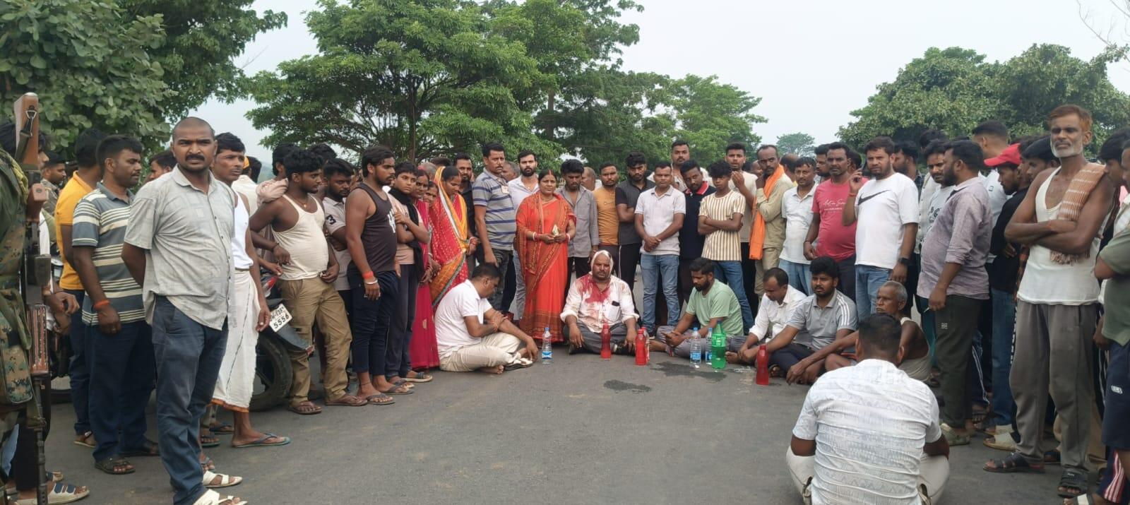 312a5222-fa81-4fb9-b875-bde60338c2c5_Injured_ones_with_villagers_blocked_the_road.Vishvendu_Jaipuriar.jpg