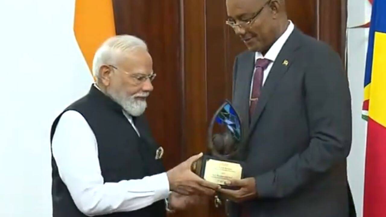 PM Modi Receives Seychelles’ Top Environmental Honour, Dedicates It to Climate-Battling Nations