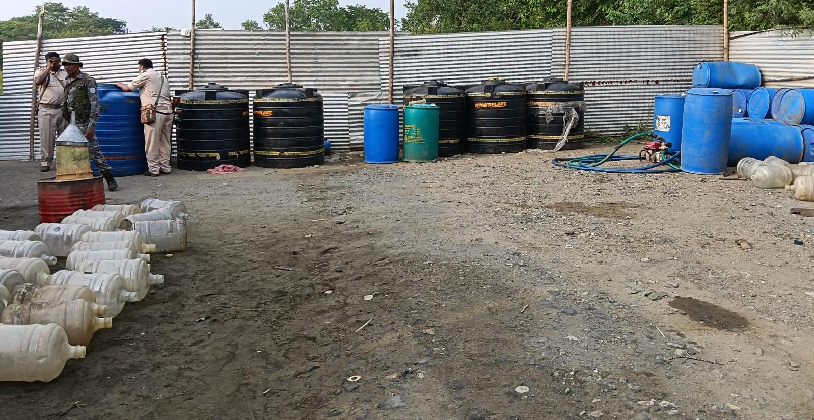 97234714-3928-482a-b171-1bd17d288928_illegal_diesel_petrol_racket_busted_in_bokaro_5.jpeg