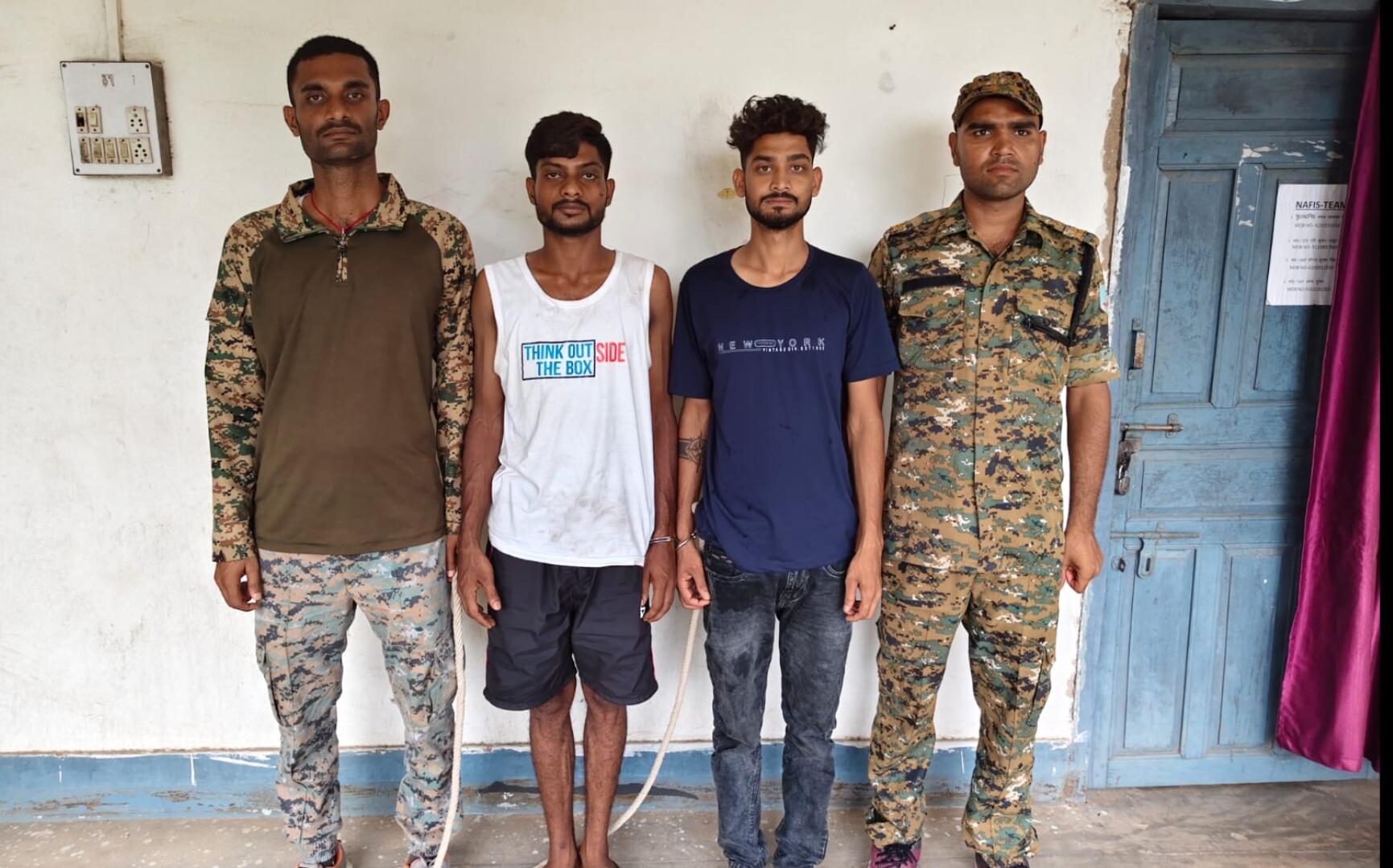 da2fb895-d911-46dc-b09c-19de034fce6e_Arrested_duo_smugglers_in_Chatra.Vishvendu_Jaipuriar.jpg