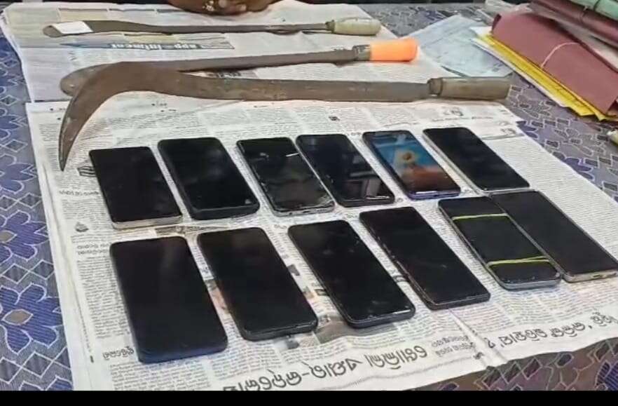 7f1d314b-3514-44a2-83b8-935ccbfdae48_seized_mobile_phones_and_sharp_weapons.jpg