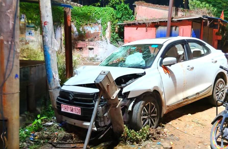 abb2ec6d-9a5a-4b4f-b956-c7bafe660ec4_The_car_stopped_after_hitting_a_roadside_handpump.Vishvendu_Jaipuriar.jpg