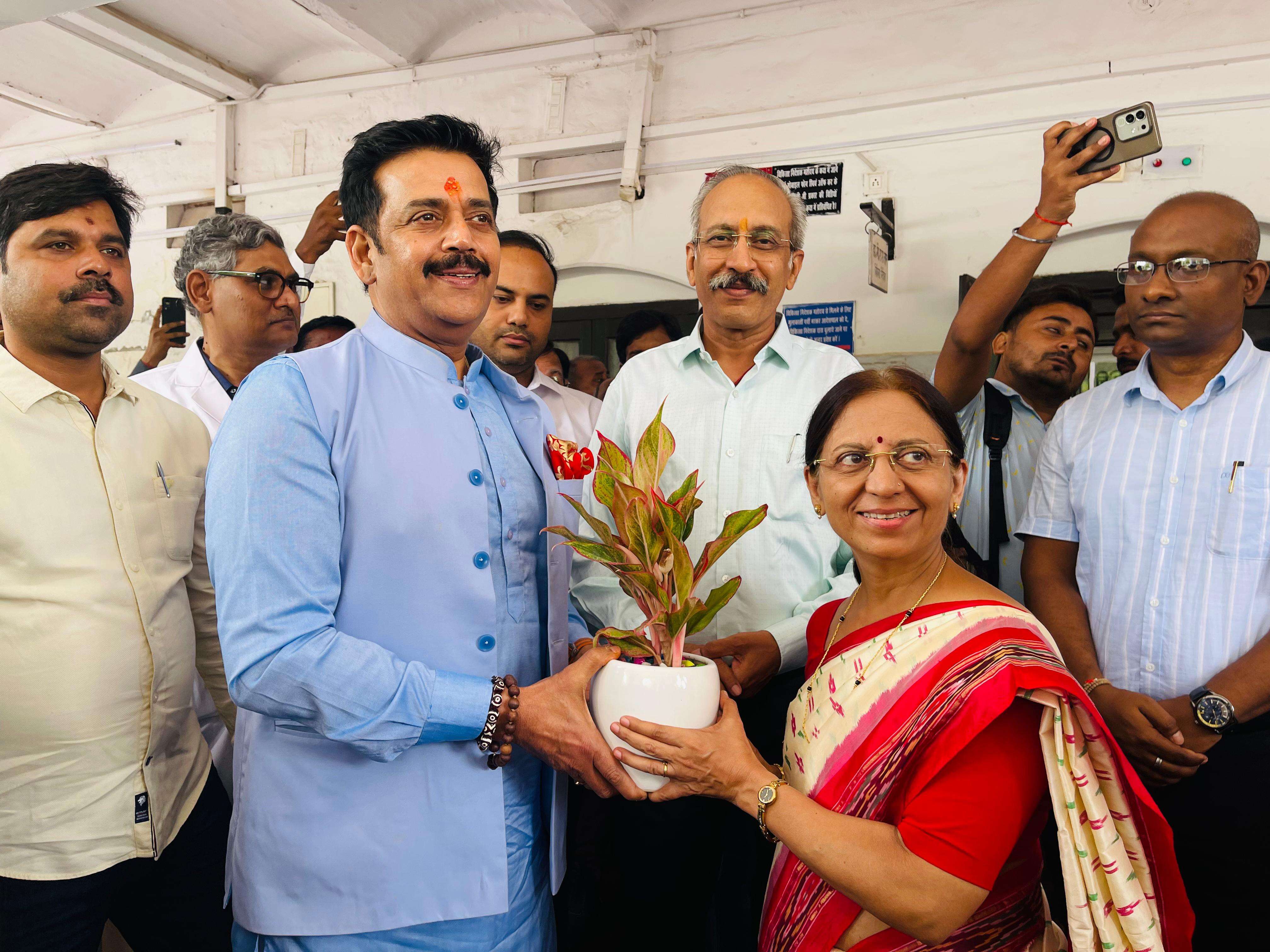4d6d3982-6ed9-438b-b0cc-34eea6bc4738_MP_Ravi_Kishan_with_GM_NER.jpg