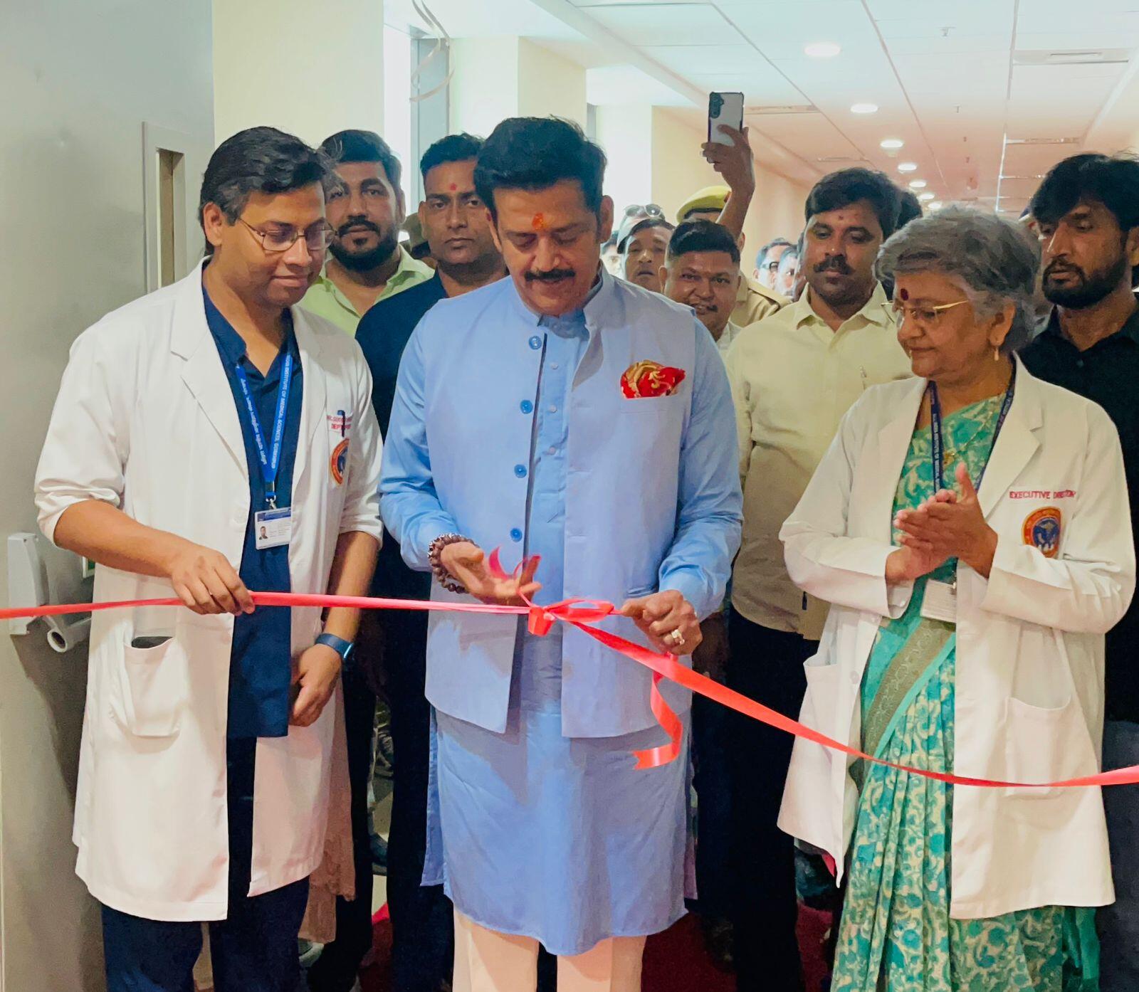 7e01f317-fc76-4d1e-b544-27b12560c152_MP_Ravi_Kishan_with_executive_director_AIIMS_gkp_Vibha_Dutta.jpg