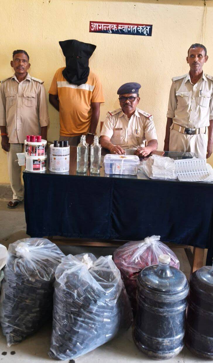 6eef4351-ac42-434d-a857-55e9b5015e42_liquor_bottles_seized_in_bokaro_2.jpeg
