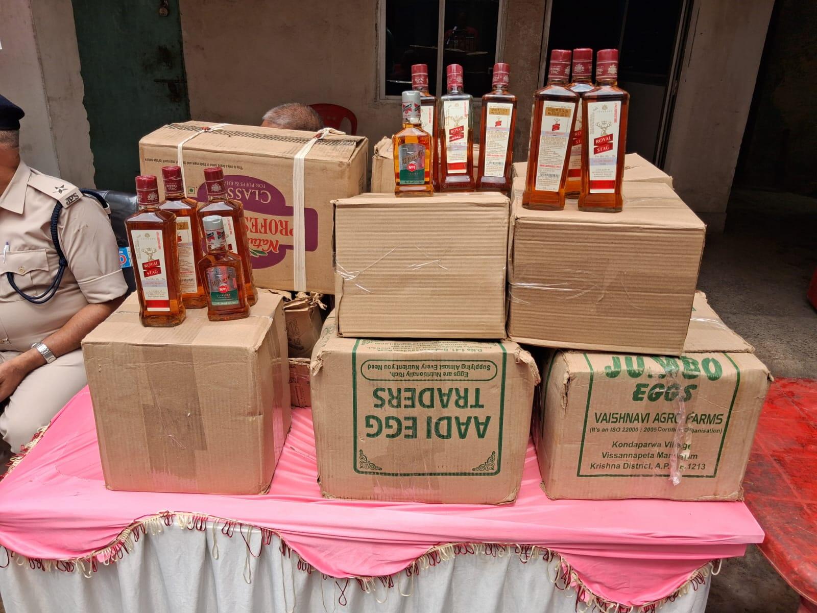 fa19db69-4627-48e5-b750-b4810e2d6402_liquor_bottles_seized_in_bokaro_1.jpeg