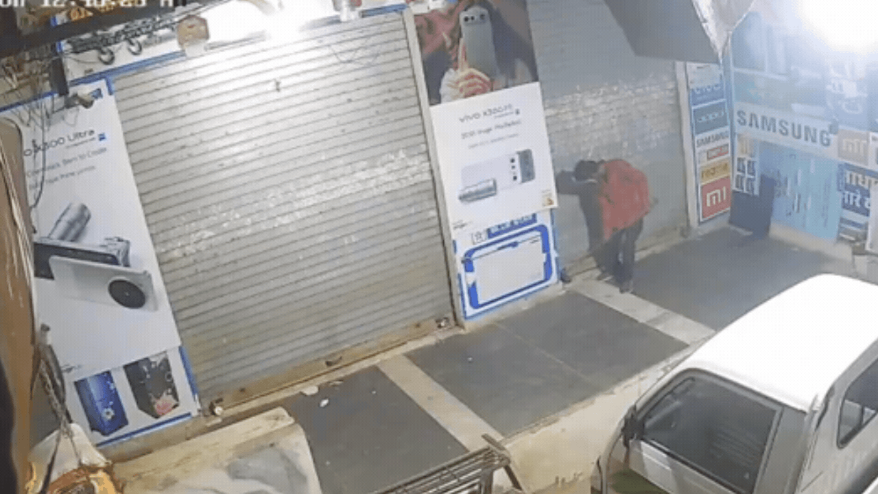Watch: Thief in 'Modi mask' steals smartphones from Rajasthan shop