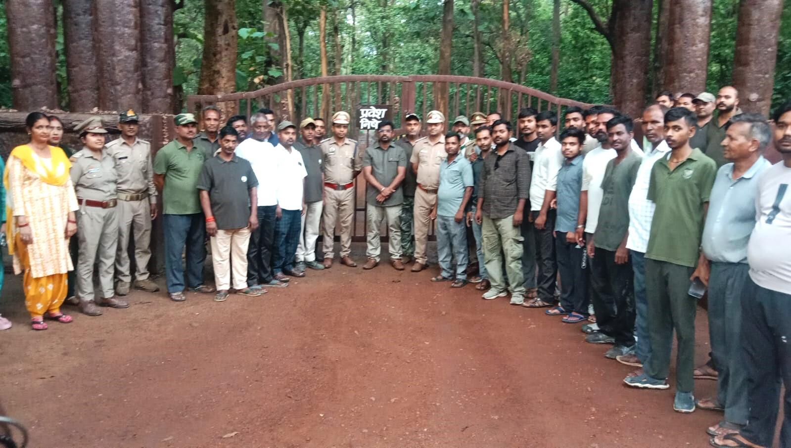 Attachment 676d2682-f949-4780-b531-01a913f6c866_The_safari_staff_of_Dudhwa_after_closing_of_ecotourism_session.jpg