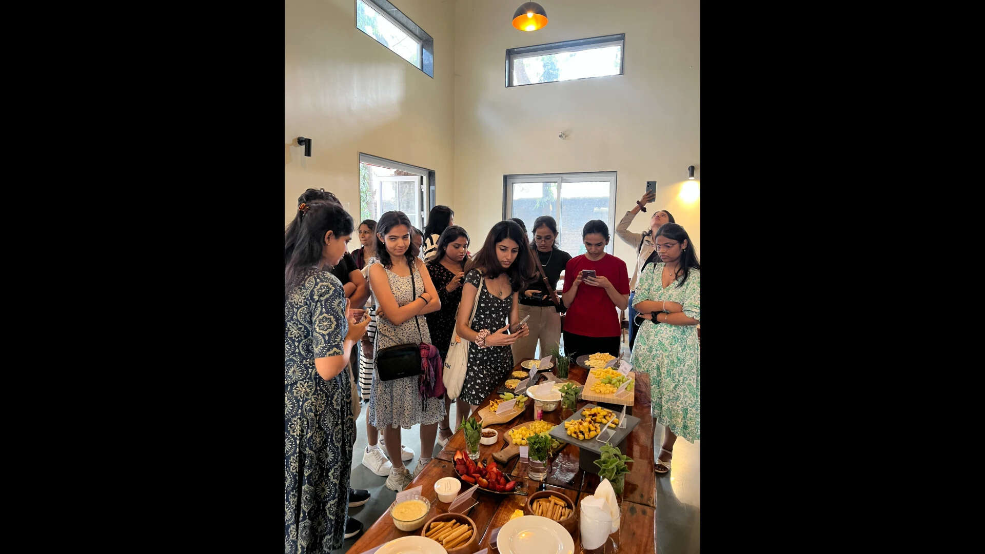 Punekars relished artisanal cheeses paired with fresh fruits, olives, and gourmet delights while discovering the nuances of tasting, pairing, and appreciating every flavour on the board. IMG_1641