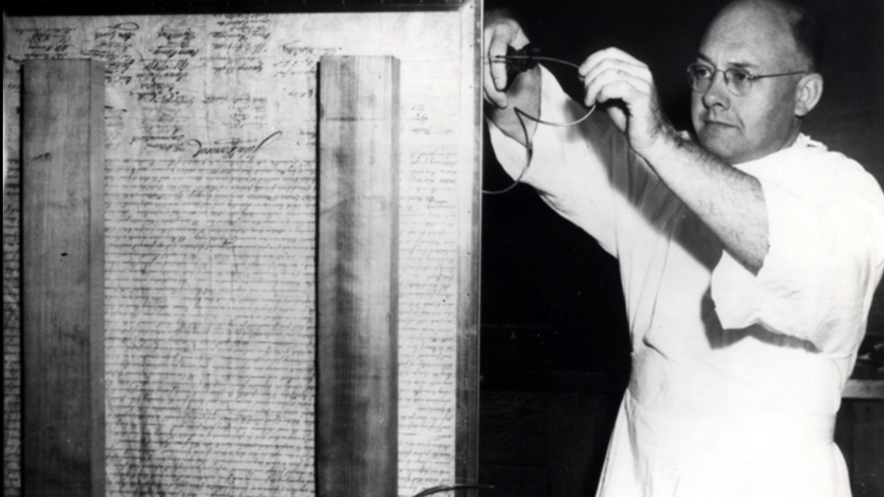 //en.wikipedia.org/wiki/National_Bureau_of_Standards" id="mwAyE">National Bureau of Standards</a> preserving the engrossed copy of the Declaration of Independence in 1951​