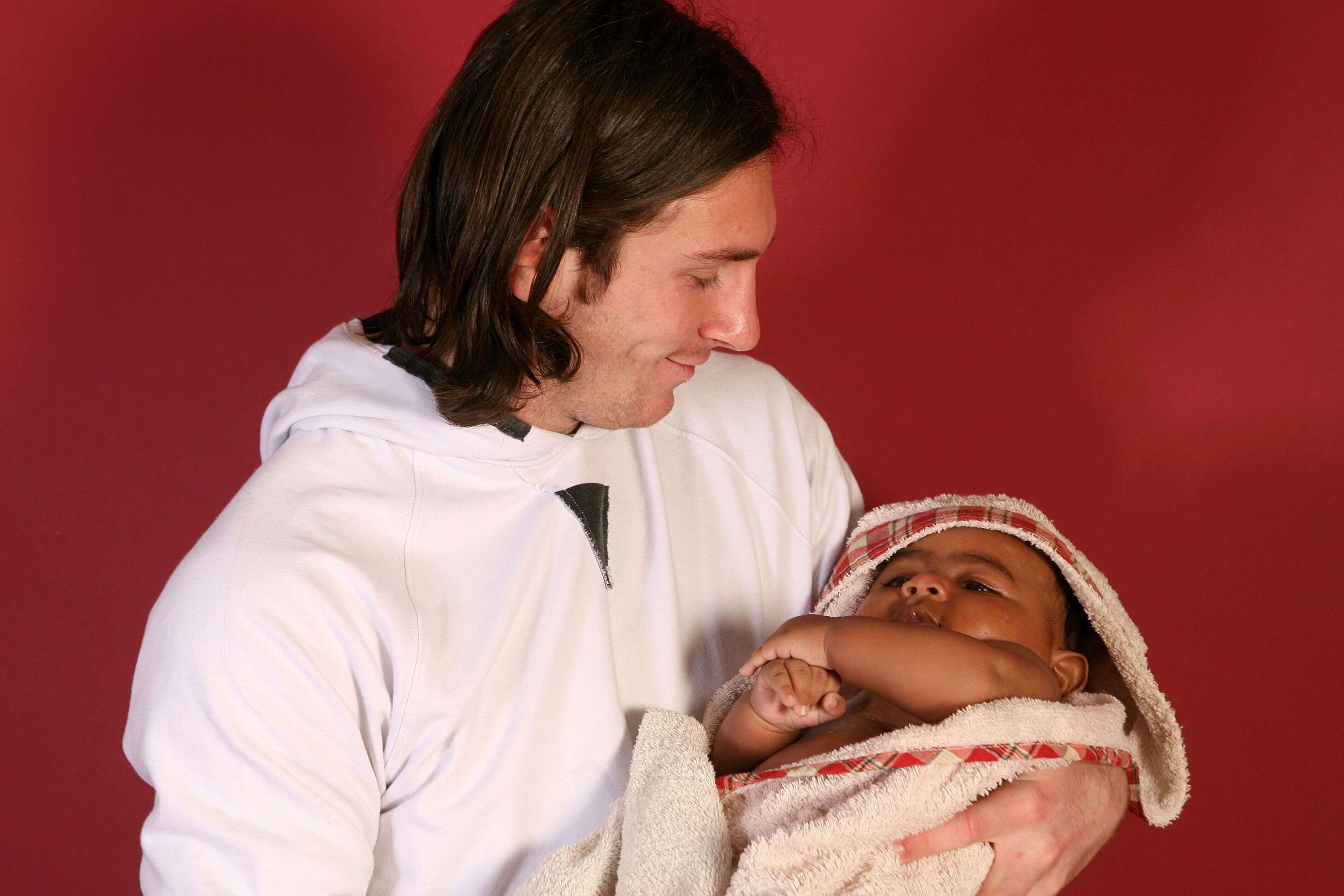 A 17-year-old Lionel Messi with an infant Lamine Yamal