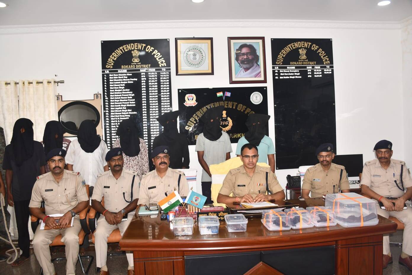 422ada5e-63b1-4c34-ac87-3ecadd32c6bb_arrested_gang_members_of_chain_snatching_gang_with_SP_Bokaro_5.jpg
