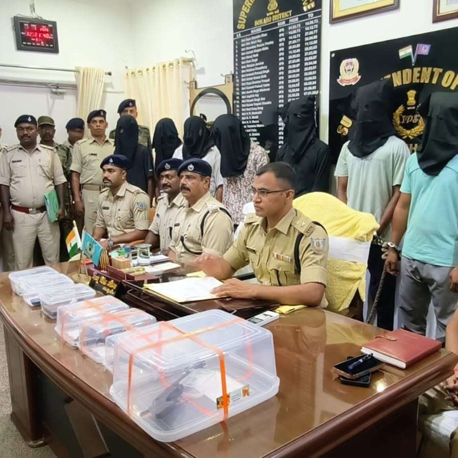 77242c47-674f-4d8a-9936-fbd5fdc33b4b_arrested_gang_members_of_chain_snatching_gang_with_SP_Bokaro_1.jpg