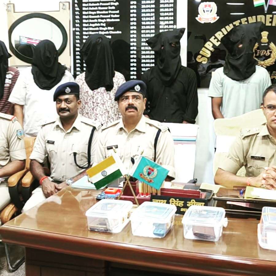 ef289c4e-15f5-4e0c-9aef-f9f6e07051f0_arrested_gang_members_of_chain_snatching_gang_with_SP_Bokaro_2.jpg