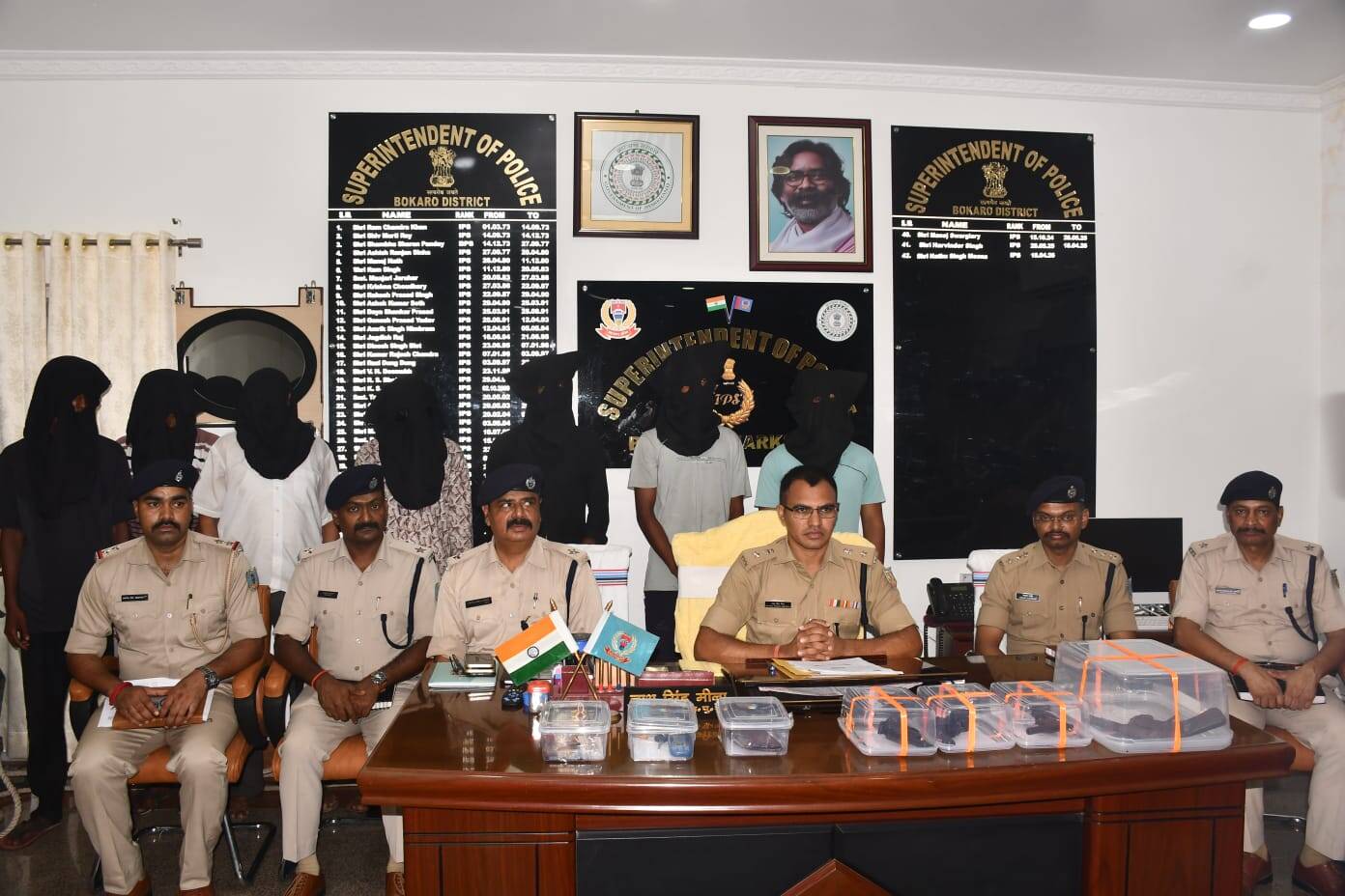 57a9bd05-abfc-40d7-ab00-8a5a66be8443_arrested_gang_members_of_chain_snatching_gang_with_SP_Bokaro_1.jpeg