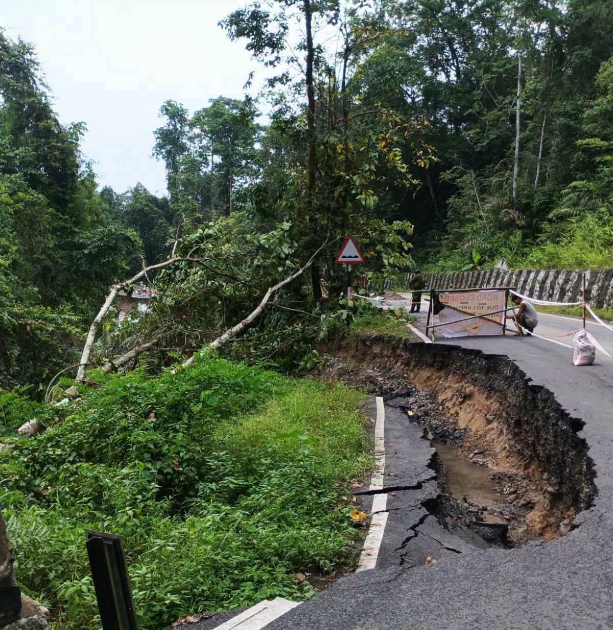 d89c8ca7-4bbc-4c29-9f68-7579e16eb9a1_Damaged_Highway._.jpg