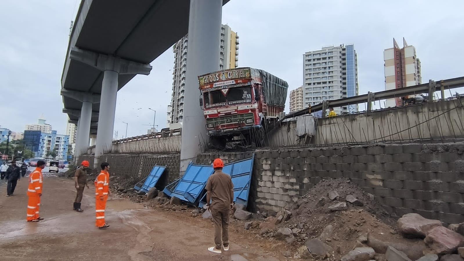 Truck hangs precariously from Ghodbunder flyover after smashing through wall