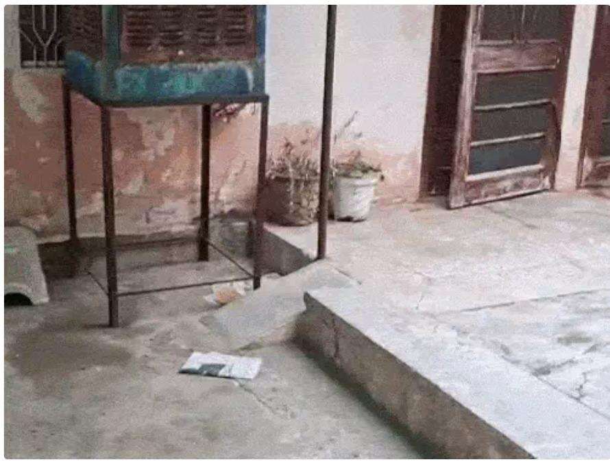 House in Jagatpura where bodies of an eldelry man and her daughter was found old papers were piling in the porch house in Jagatpura where bodies of an eldelry man and her daughter was found old papers were piling in the porch (1).jpeg