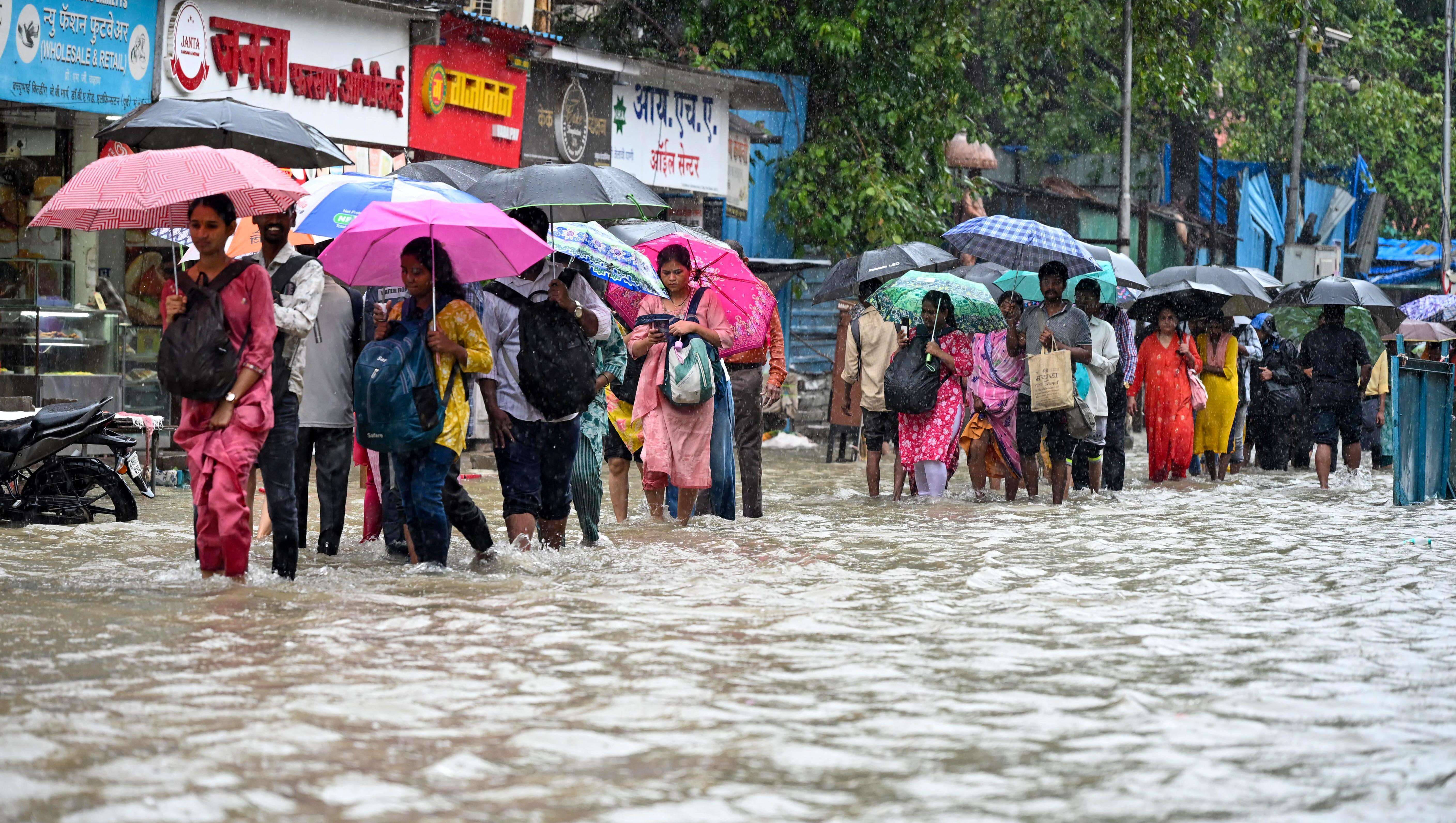 IMD Issues First Red Alert for Mumbai Region as Heavy Rains Expected This Weekend