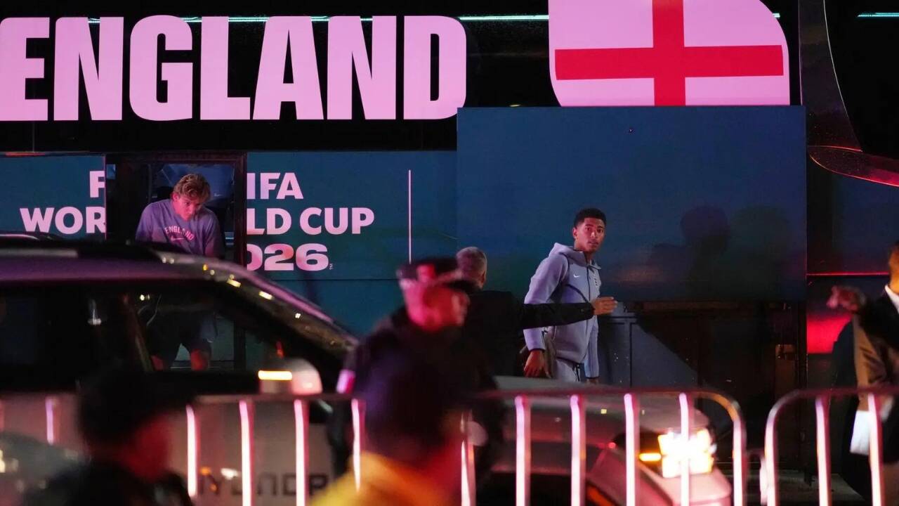 Mex some noise: England delay Mexico arrival fearing 'spies', greeted by boos