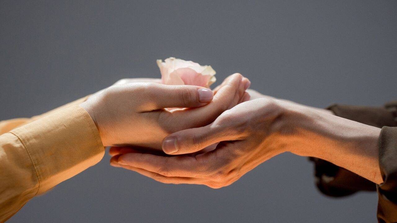 10 simple acts of kindness to cleanse your aura and brighten someone’s life