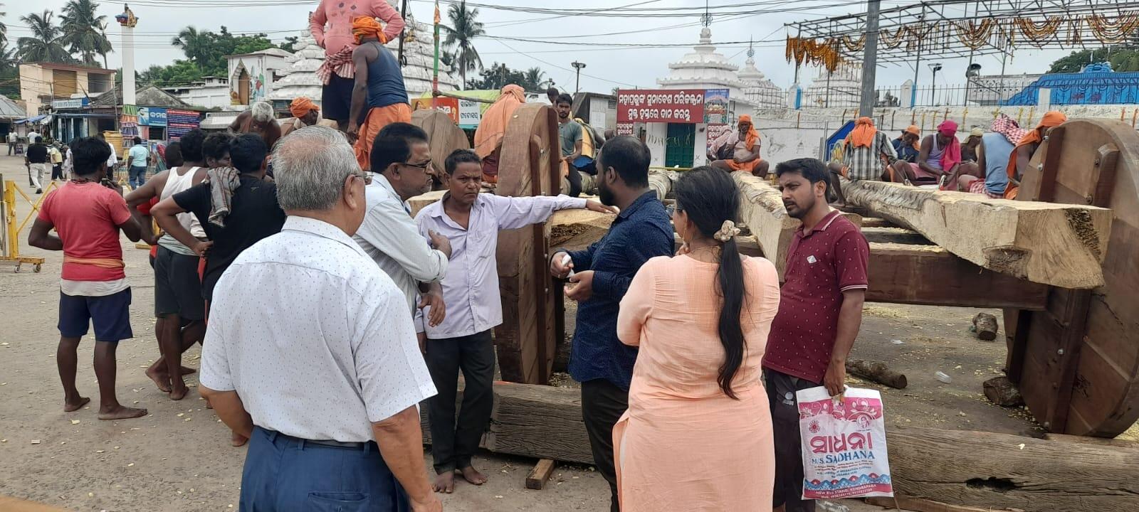 Attachment cce86847-8880-46d0-9cfb-bbf2cc5ff679_Engineers_and_experts_of_IIT-_Bhubaneswar_inspecting_chariot_building_works_at_Kendrapada.jpg